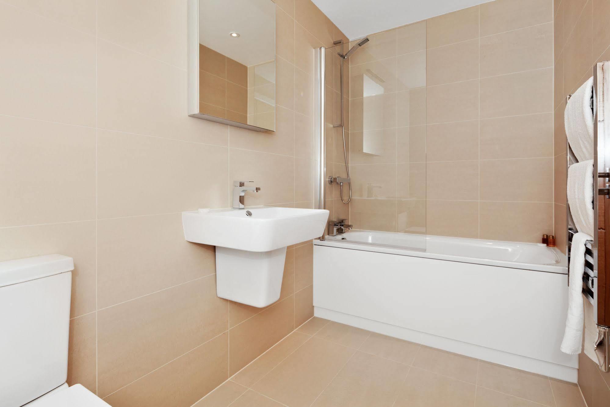 Апартаменты Access West Kensington Лондон Экстерьер фото