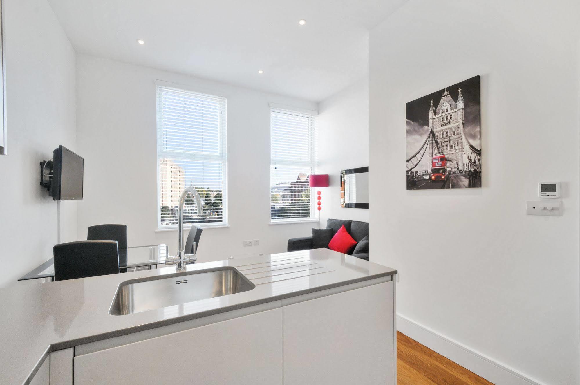 Апартаменты Access West Kensington Лондон Экстерьер фото